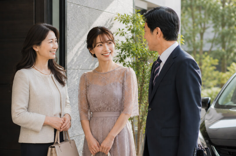 待ち合わせをするご家族の様子